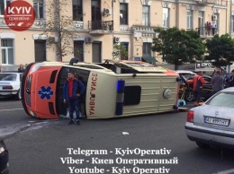 В центре Киева легковушка протаранила "скорую" на перекрестке (видео)