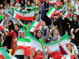 Иранские женщины впервые с 1981 г. официально попали на стадион на футбольный матч: фото и видео
