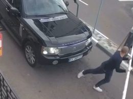 В Киеве пьяный водитель на Range Rover сломал шлагбаум, видео
