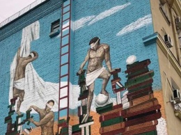 На фасадах харьковских домов художники нарисовали три новых мурала, - ФОТО