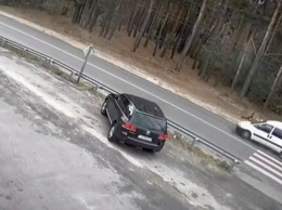 Под Киевом водитель авто на "зебре" сбил 9-летнюю девочку: видео момента аварии