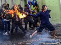 "Коктейли Молотова" и слезоточивый газ: в Эквадоре - столкновения между активистами и полицией