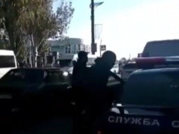 Сотрудники охранной фирмы устроили кулачные бои с водителем (ВИДЕО)
