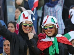 В Иране впервые за 40 лет пустили женщин на стадион