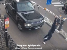 В Киеве автохам на Range Rover сломал шлагбаум (видео)