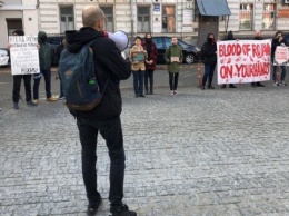 Возле посольства Турции в Киеве напали на митингующих, есть пострадавшая