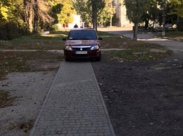 Я паркуюсь, как олень: в Никополе водитель Renault Logan припарковал авто на пешеходной дорожке