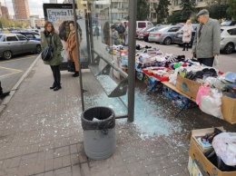 Неизвестные дважды за несколько дней разбили стекло на остановке у метро "Печерская" (фото)