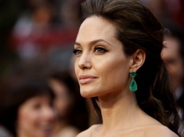 Расцветает на глазах: Анджелина Джоли сразила фанов наповал невероятным платьем (фото)