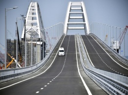 «Бабье лето на носу»: в сети смеются над «перегруженным» Крымским мостом (фото)