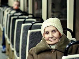 В Запорожье хотят запретить пенсионерам ездить в общественном транспорте в час пик