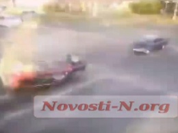 Появилось видео аварии в центре Николаева, где «Жигули» перевернули внедорожник
