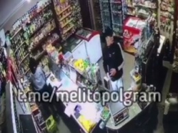 Вор "подчистил" магазин на "глазах" у продавца и остался незамеченным (видео)