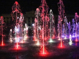 Музыкальные фонтаны на площади Соборной переливались до ночи. Фото