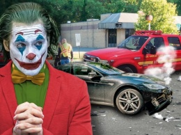 Хоакин Феникс, сыгравший Джокера, врезался на Tesla в пожарный автомобиль