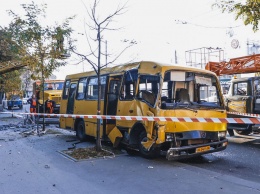 В Киеве на Лукьяновке маршрутка снесла столб и остановила движение троллейбусов: пострадала женщина