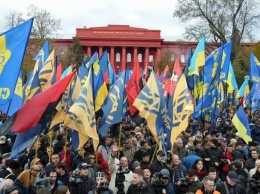 Киев заполонили бусы с автоматчиками, в столице неспокойно, что-то назревает