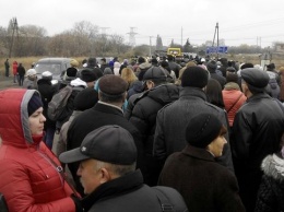 Началось! Жители "ДНР" массово побежали в Украину: очереди, паника, страх - что происходит