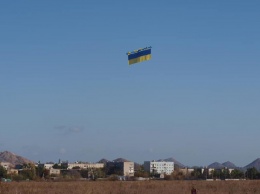 Над Донецком запустили украинский флаг