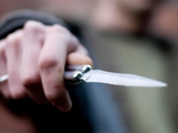 Во Львове мужчина помешал ограблению в трамвае и получил удар ножом в грудь