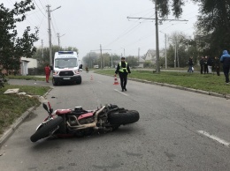 В Днепре женщина выбежала под колеса мотоцикла: пострадавшая умерла в скорой