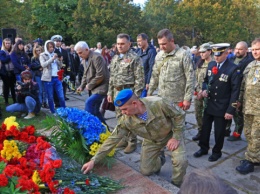 Память погибших защитников в Одессе почтили цветами и молебном