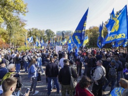 Защитники раскололись. "Свобода" и "ОУН" пошли по Киеву отдельной колонной от "Нацкорпуса" и Порошенко