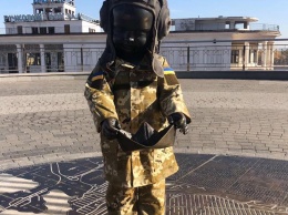 Скульптуры детей на Почтовой площади переодели в новые костюмы - ФОТО