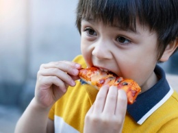 Никаких чипсов и пиццы: запорожских школьников хотят посадить на здоровое питание