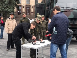 В Днепре на День защитника Украины продемонстрировали военную технику