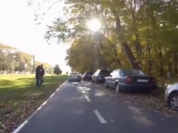 Происшествие на велодорожке в Харькове. Мужчина рванул за обидчиком (видео)