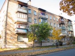 В Киеве пожилая женщина выпала из окна четвертого этажа пока ее дочь спала в соседней комнате