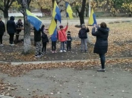 Жители Золотого развесили украинские флаги, - ФОТО