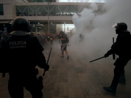 Аэропорт Барселоны отменил рейсы из-за антиправительственных протестов
