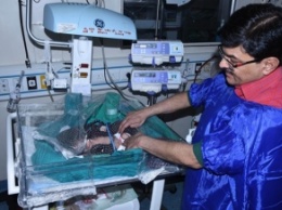 На индийском кладбище откопали живого младенца (фото)