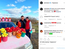 Сергей Жуков из "Руки вверх" купил на трассе яблоки и сделал фото с продавщицей