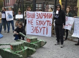 Под посольством Турции в Киеве протестовали против нападения на Сирию