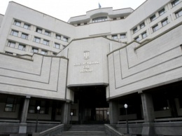 КСУ рассмотрит обращение Рады по отмене адвокатской монополии