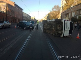 В центре Одессы после столкновения с «Хондой» перевернулся «Рено»