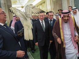 Саудовский король вручил Путину в качестве ответного дара картину