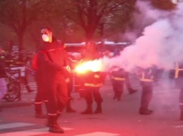 В Париже пожарные вышли на митинг за повышение зарплат: Произошли драки с полицией и аресты