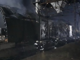 В Харькове на территории предприятия сгорели ангар и грузовик