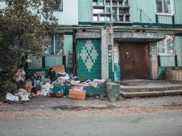 В Днепре женщина собирает мусор, чтобы "выжить"