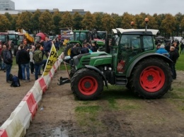 Митинг фермеров парализовал Гаагу, к парламенту стянули военную технику