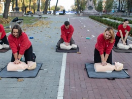 В центре Днепра медики показывали, как "откачивать" пострадавших