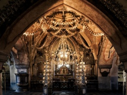 Туристам запретят фотографировать в чешской церкви из костей