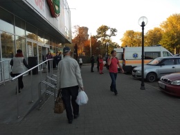 Украл тушенку и упал в обморок: в запорожском супермаркете поймали голодного вора (ФОТО)