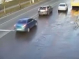 В Житомире авто на скорости влетело в остановку с людьми: жуткий момент попал на видео