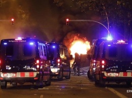 Протестующие в Испании обстреляли вертолет и бросали кислоту в полицию