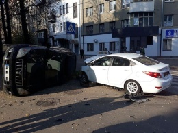 Перевернуло и выкинуло на бордюр: в Харькове столкнулись «Hyundai» и «Toyota», - ФОТО